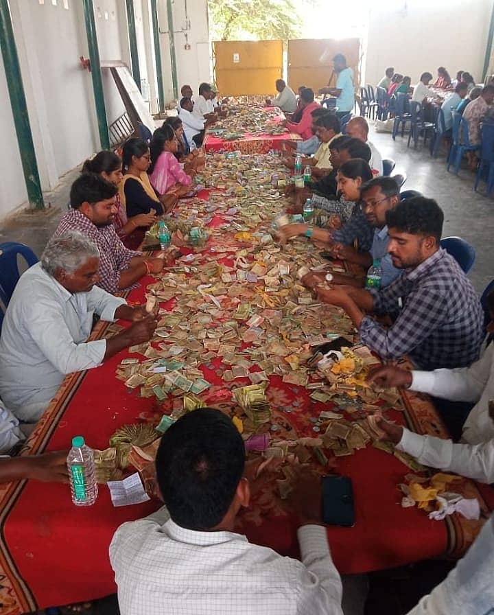 ಕೊಳ್ಳೇಗಾಲ ತಾಲ್ಲೂಕಿನ ಚಿಕ್ಕಲ್ಲೂರು ಸಿದ್ದಪ್ಪಾಜಿ ದೇವಸ್ಥಾನದ ಹುಂಡಿ ಏಣಿಕೆ ಕಾರ್ಯ ನಡೆದಿದ್ದು, 64.09 ಲಕ್ಷ ಸಂಗ್ರಹವಾಗಿದೆ.