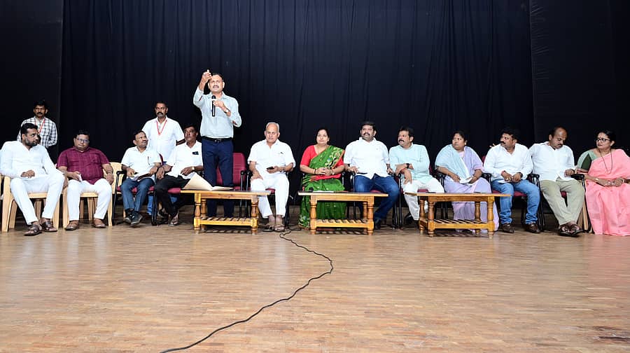 ಹುಬ್ಬಳ್ಳಿ ದೇಶಪಾಂಡೆ ನಗರದ ಸವಾಯಿ ಗಂಧರ್ವ ಕಲಾಭವನದಲ್ಲಿ ಹು-ಧಾ ಮಹಾನಗರ ಪಾಲಿಕೆ ವತಿಯಿಂದ ಹಮ್ಮಿಕೊಂಡಿದ್ದ ಪಾಲಿಕೆ ಆಯುಕ್ತ ರುದ್ರೇಶ ಘಾಳಿ ಮಾತನಾಡಿದರು