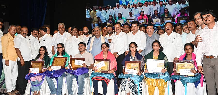 ಮೈಸೂರಿನ ಕೆಎಸ್ಒಯು ಘಟಿಕೋತ್ಸವ ಭವನದಲ್ಲಿ ರಾಜ್ಯ ಸರ್ಕಾರಿ ನೌಕರರ ಸಂಘದಿಂದ ಶನಿವಾರ ಹಮ್ಮಿಕೊಂಡಿದ್ದ ಕಾರ್ಯಕ್ರಮದಲ್ಲಿ ಸರ್ಕಾರಿ ನೌಕರರ ಮಕ್ಕಳಿಗೆ ಪ್ರತಿಭಾ ಪುರಸ್ಕಾರ ನೀಡಲಾಯಿತು