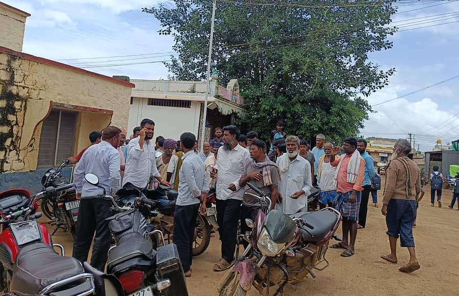 ಹಾವೇರಿ ತಾಲ್ಲೂಕಿನ ಕನವಳ್ಳಿ ಗ್ರಾಮದ ವಿವಿಧೋದ್ದೇಶ ಪ್ರಾಥಮಿಕ ಗ್ರಾಮೀಣ ಕೃಷಿ ಪತ್ತಿನ ಸಹಕಾರಿ ಸಂಘ ನಿಯಮಿತ ಕಚೇರಿ ಎದುರು ಶನಿವಾರ ಸೇರಿದ್ದ ರೈತರು