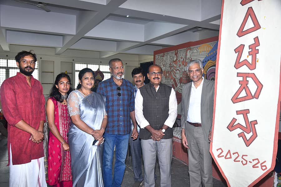 ಮೈಸೂರಿನ ಚಾಮರಾಜೇಂದ್ರ ಸರ್ಕಾರಿ ದೃಶ್ಯ ಕಲಾ ಕಾಲೇಜಿನಲ್ಲಿ ಶನಿವಾರ ಕುಂಚ ಕಾವ್ಯ ಸಾಂಸ್ಕೃತಿಕ ಕಾರ್ಯಕ್ರಮಗಳಿಗೆ ಚಲನಚಿತ್ರ ನಟ ಪ್ರಕಾಶ್ ಬೆಳವಾಡಿ ಚಾಲನೆ ನೀಡಿದರು