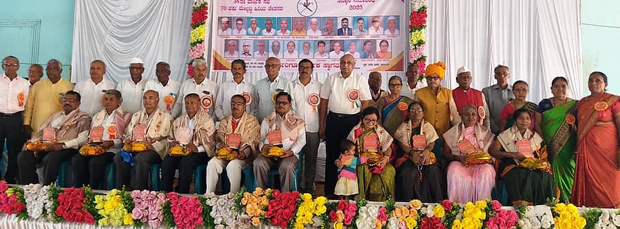 ಜಮಖಂಡಿಯ ಬಸವ ಭವನದಲ್ಲಿ ನಡೆದ ಕಾರ್ಯಕ್ರಮದಲ್ಲಿ ಹಿರಿಯರನ್ನು ಸನ್ಮಾನಿಸಲಾಯಿತು