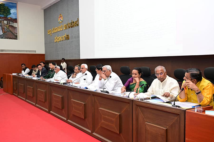 ಬಾಗಲಕೋಟೆಯಲ್ಲಿ ಶನಿವಾರ ನಡೆದ ತ್ರೈಮಾಸಿಕ ಕೆಡಿಪಿ ಪ್ರಗತಿ ಪರಿಶೀಲನಾ ಸಭೆಯಲ್ಲಿ ಜಿಲ್ಲಾ ಉಸ್ತುವಾರಿ ಸಚಿವ ಆರ್.ಬಿ. ತಿಮ್ಮಾಪುರ ಮಾತನಾಡಿದರು 