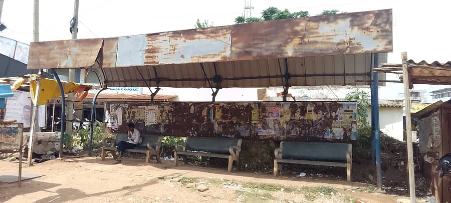 ವಿಜಯಪುರ ಶಿಡ್ಲಘಟ್ಟ ಕ್ರಾಸ್ ಬಳಿ ಇರುವ ಬಸ್ ತಂಗುದಾಣ 