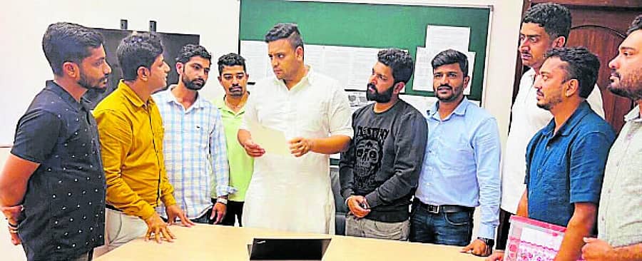 <div class="paragraphs"><p>ಸೋಮವಾರಪೇಟೆ ಯಂಗ್ ಇಂಡಿಯನ್ ಫಾರ್ಮರ್ಸ್ ವತಿಯಿಂದ ಕಾಫಿ ಮಂಡಳಿಗೆ ಸ್ವಂತ ಕಟ್ಟಡ ಸೇರಿದಂತೆ ಸೌಕರ್ಯ ಒದಗಿಸುವಂತೆ ಆಗ್ರಹಿಸಿ ಸಂಸದ ಯದುವಿರ್ ಕೃಷ್ಣದತ್ತ ಚಾಮರಾಜ ಒಡೆಯರ್ ಅವರಿಗೆ ಮೈಸೂರಿನ ಸಂಸದರ ಕಚೇರಿಯಲ್ಲಿ ಮನವಿ ಸಲ್ಲಿಸಲಾಯಿತು</p></div>