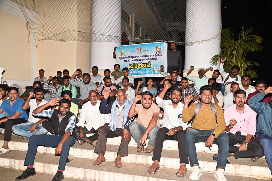 ಮೈಸೂರು ವಿಶ್ವವಿದ್ಯಾಲಯದ ವಿವಿಧ ವಿಭಾಗಗಳಲ್ಲಿ ಸಂಶೋಧನೆ ಮಾಡಲು ಪ್ರವೇಶಾತಿಗೆ ಅವಕಾಶ ನೀಡುವಂತೆ ಆಗ್ರಹಿಸಿ ಕ್ರಾಫರ್ಡ್ ಭವನದ ಮುಂಭಾಗ ಸಂಶೋಧನಾ ವಿದ್ಯಾರ್ಥಿಗಳು ಶನಿವಾರ ಪ್ರತಿಭಟಿಸಿದರು