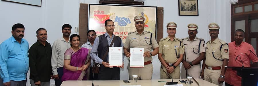<div class="paragraphs"><p>ಕರ್ನಾಟಕ ಪೊಲೀಸ್‍ ಅಕಾಡೆಮಿ ಮತ್ತು ಪೋಸ್ಟಲ್‍ ತರಬೇತಿ ಸಂಸ್ಥೆಯ&nbsp;ನಿರ್ದೇಶಕರು ವಿವಿಧ ವಿಷಯಗಳಿಗೆ ಸಂಬಂಧಿಸಿದಂತೆ ಒಪ್ಪಂದದ ಜ್ಞಾಪಕ ಪತ್ರ ಮತ್ತು ಒಡಂಬಡಿಕೆಗೆ ಶನಿವಾರ ಸಹಿ ಹಾಕಿದರು</p></div>