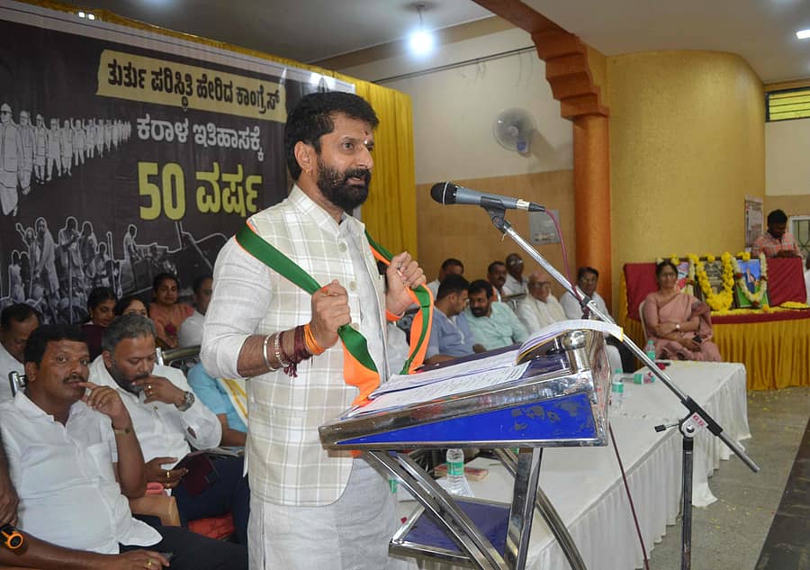ಹುಣಸೂರು ನಗರದಲ್ಲಿ ಜಿಲ್ಲಾ ಗ್ರಾಮಾಂತರ ಬಿಜೆಪಿಯಿಂದ ಆಯೋಜಿಸಿದ್ದ ತುರ್ತು ಪರಿಸ್ಥಿತಿ ಹೇರಿದ ಕಾಂಗ್ರೆಸ್ ಕರಾಳ ಇತಿಹಾಸಕ್ಕೆ 50 ವರ್ಷ ಕಾರ್ಯಕ್ರಮದಲ್ಲಿ ವಿಧಾನಪರಿಷತ್‌ ಸದಸ್ಯ ಸಿ.ಟಿ.ರವಿ ಮಾತನಾಡಿದರು