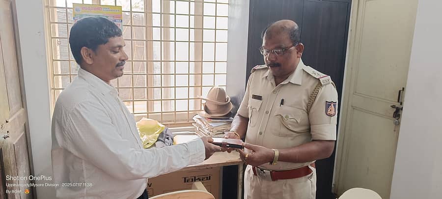 ಉಪ್ಪಿನಂಗಡಿ ಬಳಿ ರಸ್ತೆಯಲ್ಲಿ ಸಿಕ್ಕಿದ್ದ ಪರ್ಸ್‌ ಅನ್ನು ಸಿದ್ದಿಕ್ ಅವರು ಪೊಲೀಸರಿಗೆ ಹಸ್ತಾಂತರಿಸಿದರು