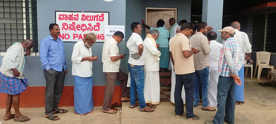 ಇಸಿಜಿ ಪರೀಕ್ಷೆ ಮಾಡಿಸಲು ಜನರು ಸರದಿಯಲ್ಲಿ ನಿಂತಿರುವುದು.