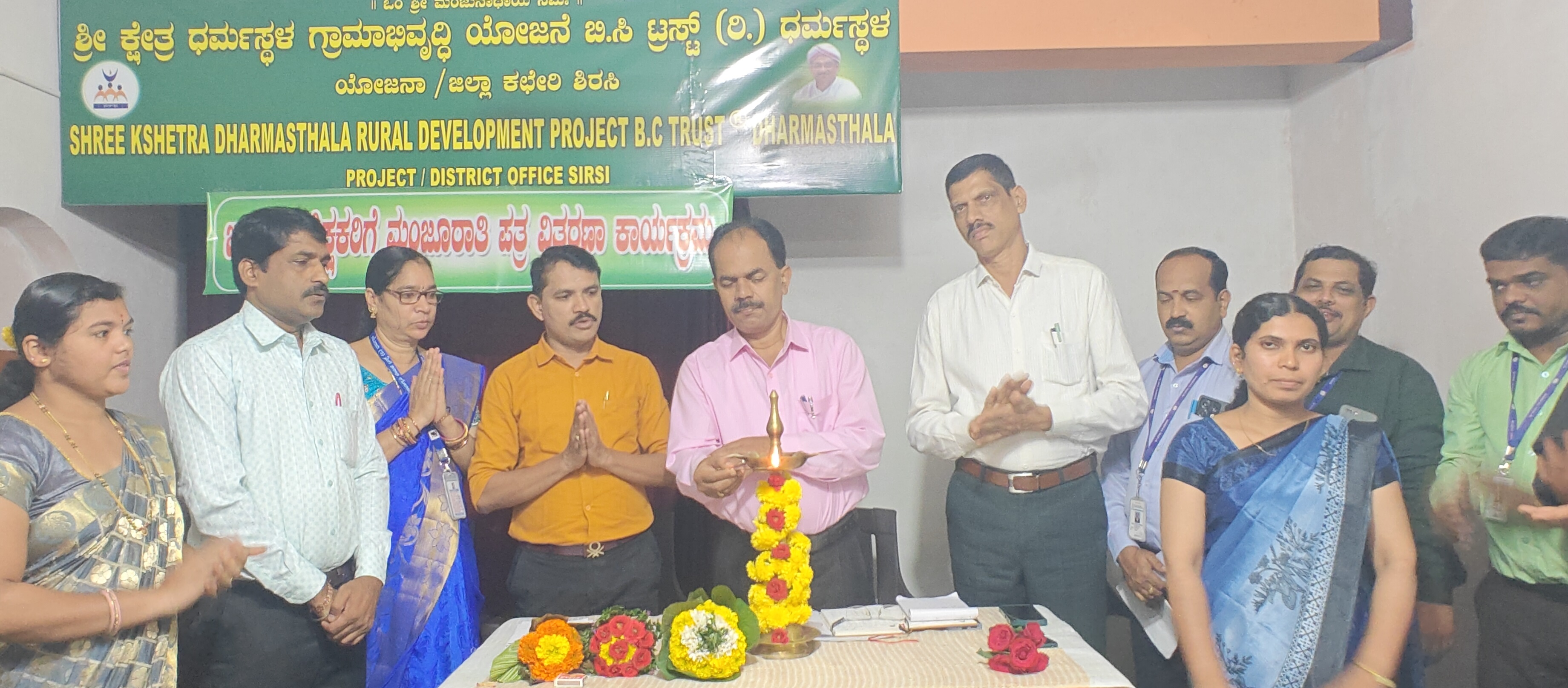 ಧರ್ಮಸ್ಥಳ ಗ್ರಾಮಾಭಿವೃದ್ಧಿ ಯೋಜನೆ ಶಿರಸಿ ಯೋಜನಾ ಕಚೇರಿಯಲ್ಲಿ ನಡೆದ ಜ್ಞಾನದೀಪ ಶಿಕ್ಷಕರಿಗೆ ಮಂಜೂರಾತಿ ಪತ್ರ ವಿತರಣಾ ಕಾರ್ಯಕ್ರಮವನ್ನು ಡಿ.ಆರ್.ನಾಯ್ಕ ಉದ್ಘಾಟಿಸಿದರು