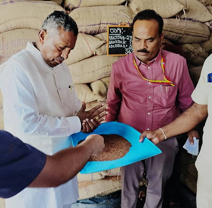 ಆಹಾರ ನಾಗರಿಕ ಸರಬರಾಜು ಮತ್ತು ಗ್ರಾಹಕ ವ್ಯವಹಾರಗಳ ಸಚಿವ ಕೆ.ಎಚ್. ಮುನಿಯಪ್ಪ ಬಂಡೀಪಾಳ್ಯದ ಸಗಟು ಮಳಿಗೆಗೆ ಶನಿವಾರ ಭೇಟಿ ನೀಡಿ ರಾಗಿಯ ಗುಣಮಟ್ಟವನ್ನು ಪರಿಶೀಲಿಸಿದರು