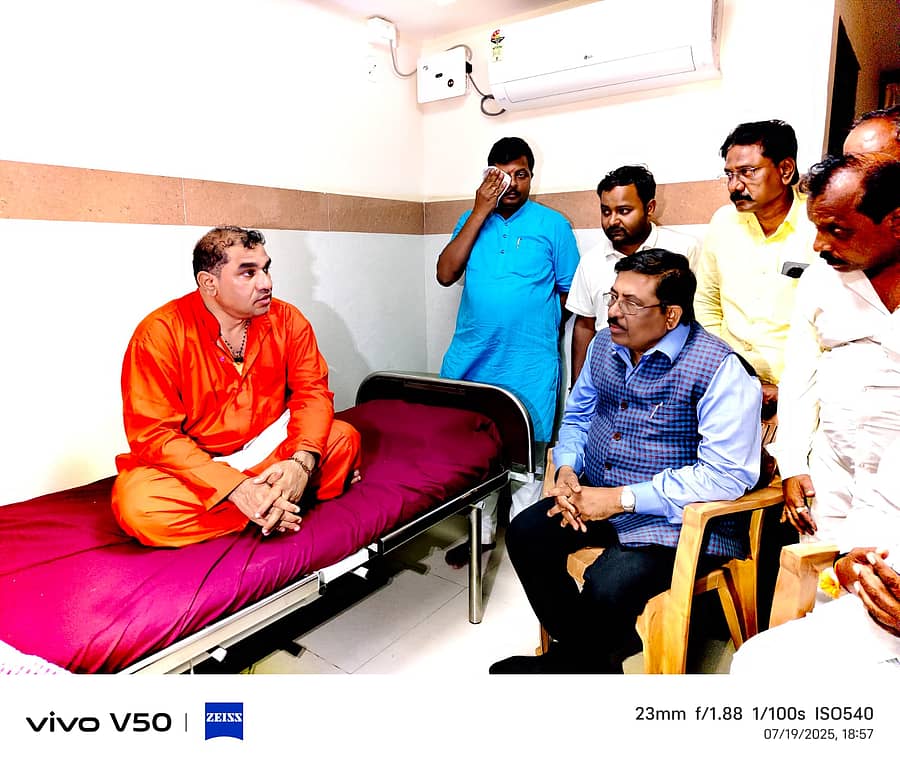 ಬಾಗಲಕೋಟೆಯಲ್ಲಿ ಚಿಕಿತ್ಸೆ ಪಡೆಯುತ್ತಿರುವ ಪಂಚಮಸಾಲಿ ಪೀಠದ ಬಸವಜಯ ಮೃತ್ಯುಂಜಯ ಸ್ವಾಮೀಜಿ ಅವರನ್ನು ಮಾಜಿ ಸಚಿವ ಮುರುಗೇಶ ನಿರಾಣಿ ಭೇಟಿಯಾಗಿ ಆರೋಗ್ಯ ವಿಚಾರಿಸಿದರು