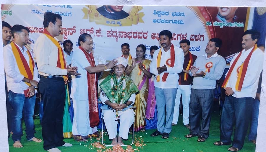 ಸಾಹಿತಿ, ಚಲನಚಿತ್ರ ಗೀತ ಬರಹಗಾರ ಪ್ರೊ.ದೊಡ್ಡರಂಗೇಗೌಡರಿಗೆ ಅನಕೃ ಪ್ರಶಸ್ತಿ ಪ್ರದಾನ ಮಾಡುತ್ತಿರುವುದು. (ಸಂಗ್ರಹ ಚಿತ್ರ)