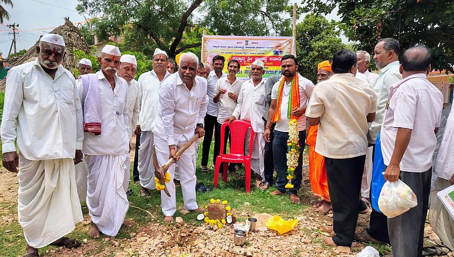 ಮೂಡಲಗಿ ಸಮೀಪದ ಭೀರನಗಡ್ಡಿ ಗ್ರಾಮದಲ್ಲಿ ರಾಜ್ಯಸಭಾ ಸಂಸದರ ಪ್ರದೇಶಾಭಿವೃದ್ಧಿ ಅನುದಾನದಲ್ಲಿ ನಿರ್ಮಿಸುತ್ತಿರುವ ಬಸ್‌ ತಂಗುದಾಣ ನಿರ್ಮಾಣ ಕಾಮಗಾರಿಗೆ ರಾಜ್ಯಸಭಾ ಸದಸ್ಯ ಈರಣ್ಣ ಕಡಾಡಿ ಶನಿವಾರ ಭೂಮಿ ಪೂಜೆ ನೆರವೇರಿಸಿದರು 