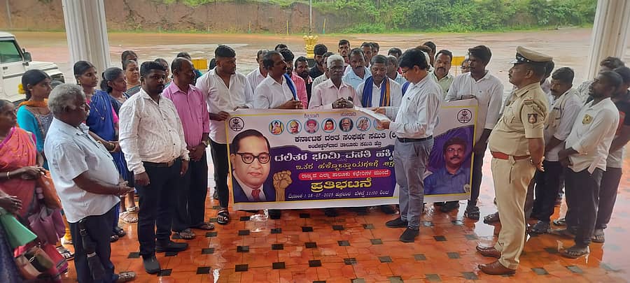 ಹೆಬ್ರಿ ತಾಲ್ಲೂಕು ಕಚೇರಿ ಎದುರು ಕರ್ನಾಟಕ ದಲಿತ ಸಂಘರ್ಷ ಸಮಿತಿಯಿಂದ ಹಕ್ಕೊತ್ತಾಯ ಪ್ರತಿಭಟನೆ ನಡೆಯಿತು