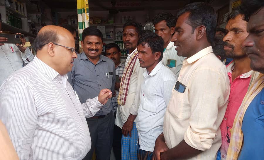 ಕುಷ್ಟಗಿಯಲ್ಲಿ ರಸಗೊಬ್ಬರ ವಿತರಣಾ ಮಳಿಗೆಗೆ ಭೇಟಿ ನೀಡಿದ್ದ ಜಿಲ್ಲಾಧಿಕಾರಿ ಸುರೇಶ ಇಟ್ನಾಳ ರೈತರೊಂದಿಗೆ ಚರ್ಚಿಸಿದರು