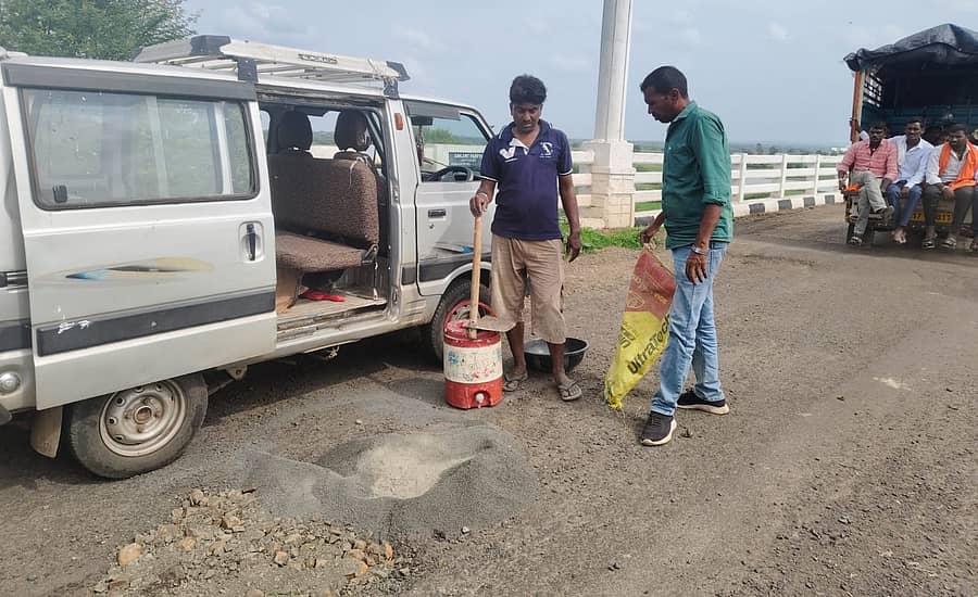 ಔರಾದ್ ತಾಲ್ಲೂಕಿನ ಕಂದಗೂಳ ಸೇತುವೆ ಬಳಿ ರಸ್ತೆ ಮೇಲಿನ ಗುಂಡಿಗಳು ಯುವಕರು ಮುಚ್ಚುತ್ತಿರುವುದು