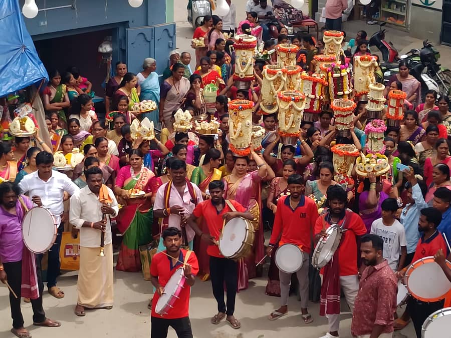 ಆನೇಕಲ್ ತಾಲ್ಲೂಕಿನ ಅತ್ತಿಬೆಲೆಯಲ್ಲಿ ಊರ ಹಬ್ಬದ ಪ್ರಯುಕ್ತ ದೀಪೋತ್ಸವ ವಿಜೃಂಭಣೆಯಿಂದ ನಡೆಯಿತು