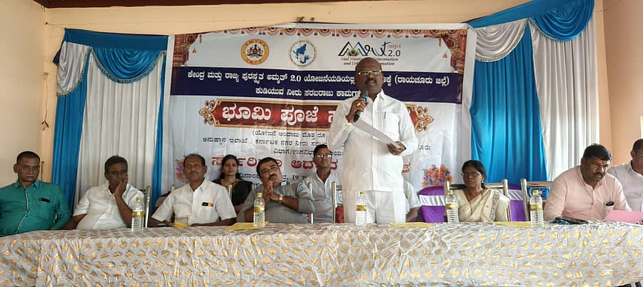 ಹಟ್ಟಿ ಪಟ್ಟಣದ ಸಂತೆ ಬಜಾರ ಹತ್ತಿರ ಹಮ್ಮಿಕೊಂಡಿದ್ದ ಪೈಪ್ ಲೈನ್ ಕಾಮಗಾರಿಗೆ ಶಾಸಕ ಮಾನಪ್ಪ ವಜ್ಜಲ್ ಚಾಲನೆ ನೀಡಿ ನಂತರ ಅವರು ಮಾತನಾಡಿದರು
