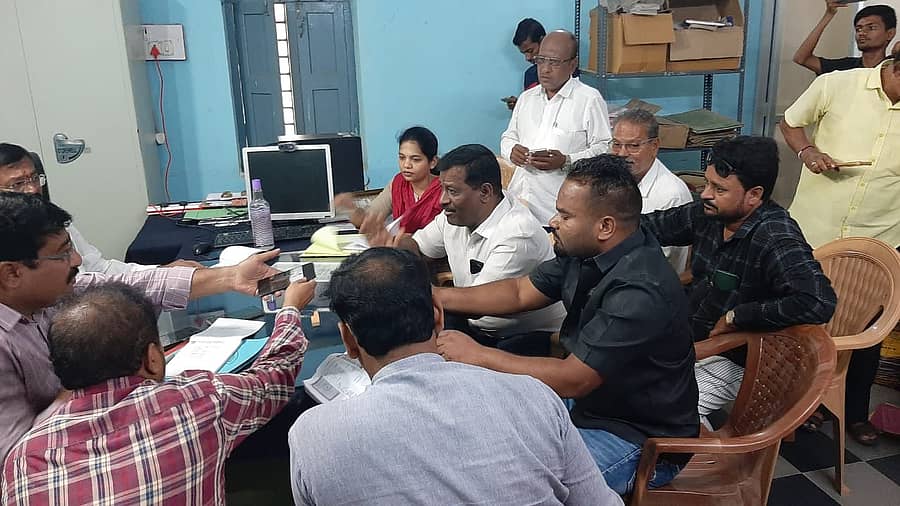 ಜೆಸ್ಕಾಂ ಉಪ-ವಿಭಾಗ-1ರ ಕಚೇರಿಯ ಚಿಕ್ಕ ಕೊಠಡಿಯೊಂದರಲ್ಲಿ ಗ್ರಾಹಕರ ಕುಂದುಕೊರತೆ ಸಭೆ ನಡೆಯಿತು