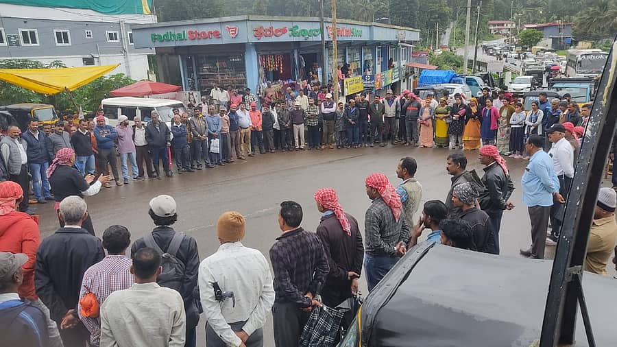 ವಿವಿಧ ಬೇಡಿಕೆಗಳ ಈಡೇರಿಕೆಗೆ ಆಗ್ರಹಿಸಿ ಕೊಡವ ನ್ಯಾಷನಲ್ ಕೌನ್ಸಿಲ್ ಸಂಘಟನೆ ವತಿಯಿಂದ ಮಾದಾಪುರದಲ್ಲಿ ಶನಿವಾರ ಮಾನವ ಸರ‍ಪಳಿ ರಚಿಸಿ, ಹಕ್ಕೋತ್ತಾಯಗಳನ್ನು ಮಂಡಿಸಲಾಯಿತು