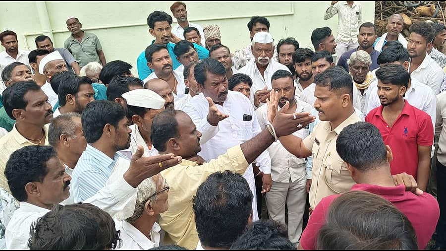 ಆಲಮೇಲದಲ್ಲಿ ಕರ್ನಾಟಕ ರಾಜ್ಯ ತಳವಾರ ಮಹಾಸಭಾ ಸಮಿತಿ ಪದಾಧಿಕಾರಿಗಳು ಹಾಗೂ ಮುಖಂಡರು ಪಿಎಸ್‌ಐ ಅರವಿಂದ ಅಂಗಡಿ ಅವರೊಂದಿಗೆ ವಾಗ್ವಾದ ನಡೆಸಿದರು