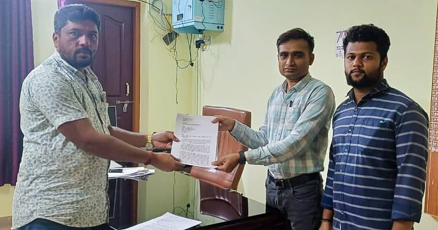 ಕೊಪ್ಪ ತಾಲ್ಲೂಕು ಹಿರೇಕೊಡಿಗೆ ಗ್ರಾಮ ಪಂಚಾಯಿತಿ ಮಾಜಿ ಸದಸ್ಯ ಎಚ್.ಕೆ.ವಿಶ್ವ ಅವರು ತಾಲ್ಲೂಕು ಪಂಚಾಯಿತಿ ಸಹಾಯಕ ನಿರ್ದೇಶಕ ಚೇತನ್ ಅವರ ಮೂಲಕ ಜಿಲ್ಲಾ ಪಂಚಾಯಿತಿ ಸಿಇಒಗೆ ಮನವಿ ಸಲ್ಲಿಸಿದರು
