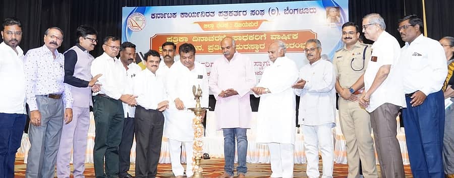 ವಿಜಯಪುರದ ಕಂದಗಲ್‌ ಹನುಮಂತರಾಯ ರಂಗ ಮಂದಿರದಲ್ಲಿ ಶನಿವಾರ ಏರ್ಪಡಿಸಿದ್ದ ಪತ್ರಿಕಾ ದಿನಾಚರಣೆ, ಪ್ರತಿಭಾ ಪುರಸ್ಕಾರವನ್ನು ಜಿಲ್ಲಾ ಉಸ್ತುವಾರಿ ಸಚಿವ ಎಂ.ಬಿ.ಪಾಟೀಲ ಉದ್ಘಾಟಿಸಿದರು. ಸಚಿವ ಶಿವಾನಂದ ಪಾಟೀಲ ಇದ್ದಾರೆ