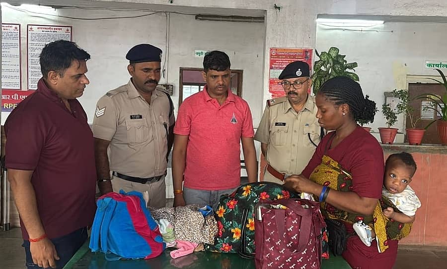 ಡ್ರಗ್ಸ್‌ ಸಾಗಿಸುತ್ತಿದ್ದ ಮಹಿಳೆಯ ಬ್ಯಾಗ್‌ಗಳನ್ನು ಪರಿಶೀಲಿಸಿದ ಪೊಲೀಸರು