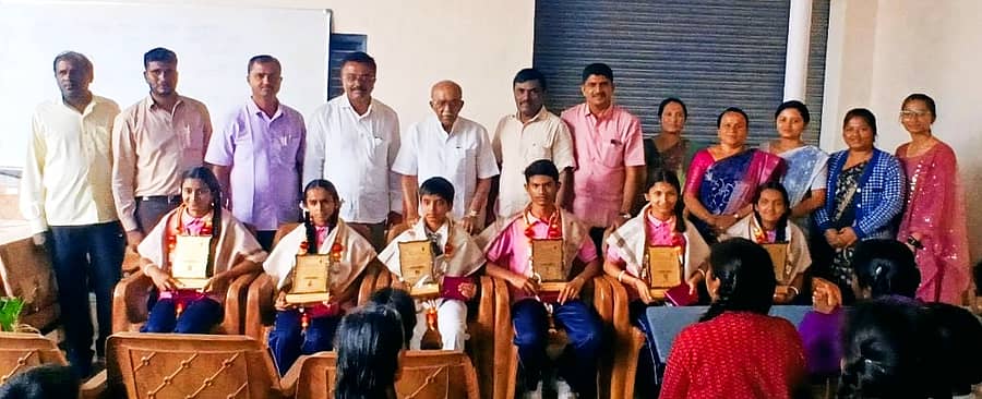 ರಾಮನಗರ ತಾಲ್ಲೂಕಿನ ಬಿಡದಿ ಬಸವೇಶ್ವರಸ್ವಾಮಿ ಗ್ರಾಮಾಂತರ ಪ್ರೌಢಶಾಲೆಯಲ್ಲಿ ಎನ್ಎಂಎಂಎಸ್ ಪರೀಕ್ಷೆಯಲ್ಲಿ ಉತ್ತೀರ್ಣರಾದ ಆರು ಮಂದಿ ವಿದ್ಯಾರ್ಥಿಗಳನ್ನು ಮಾಜಿ ಶಾಸಕ ಸಿ.ಎಂ.ಲಿಂಗಪ್ಪ ಅಭಿನಂದಿಸಿದರು