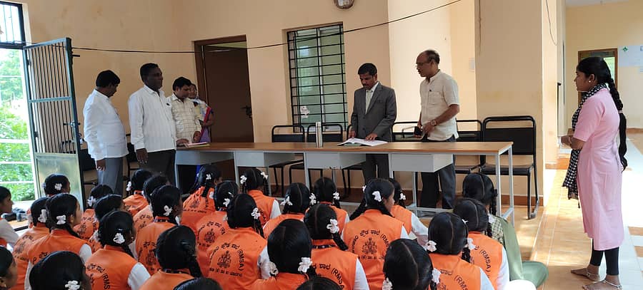 ಯಾದಗಿರಿ ತಾಲ್ಲೂಕಿನ ಅರಕೇರಾ (ಕೆ) ಗ್ರಾಮದ ಕಸ್ತೂರಿ ಬಾ ಗಾಂಧಿ ವಸತಿ ಶಾಲೆಗೆ ಶನಿವಾರ ನ್ಯಾಯಾಧೀಶ ಮರಿಯಪ್ಪ ಭೇಟಿ ನೀಡಿ ಮಕ್ಕಳಿಂದ ಮಾಹಿತಿ ಪಡೆದರು