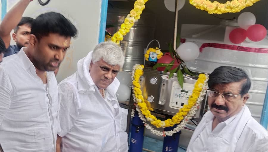 ಚನ್ನರಾಯಪಟ್ಟಣ ತಾಲ್ಲೂಕು ಶ್ರೀನಿವಾಸಪುರದಲ್ಲಿ ₹7 ಲಕ್ಷ ವೆಚ್ಚದಲ್ಲಿ ನಿರ್ಮಿಸಿರುವ ಶುದ್ಧ ಕುಡಿಯುವ ನೀರು ಘಟಕವನ್ನು ಶಾಸಕ ಎಚ್.ಡಿ. ರೇವಣ್ಣ ಶನಿವಾರ ಉದ್ಘಾಟಿಸಿದರು. ವಿಧಾನ ಪರಿಷತ್ ಸದಸ್ಯ ಡಾ. ಸೂರಜ್ ರೇವಣ್ಣ ಇದ್ದಾರೆ