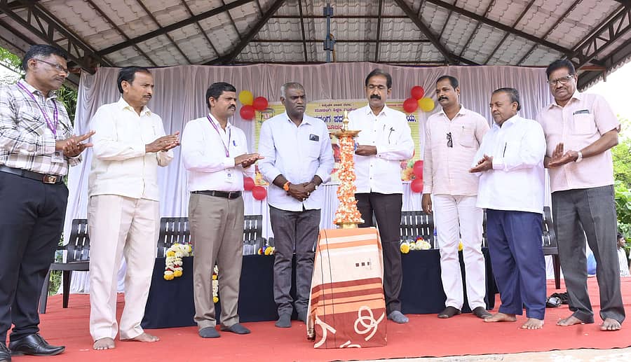 ಮೂಡಲಗಿ ಶಿಕ್ಷಣ ಸಂಸ್ಥೆಯ ಶಿವಬೋಧರಂಗ ಪದವಿ ಪೂರ್ವ ಮಹಾವಿದ್ಯಾಲಯದ 2025–26ನೇ ಸಾಲಿನ ವಿದ್ಯಾರ್ಥಿ ಒಕ್ಕೂಟ, ಎನ್‌ಎಸ್‌ಎಸ್‌, ರೆಡ್‌ಕ್ರಾಸ್‌, ಕ್ರೀಡೆ ಮತ್ತು  ಸಾಂಸ್ಕೃತಿ ಚಟುವಟಿಕೆಗಳ ಉದ್ಘಾಟನೆಯನ್ನು ಸಂಸ್ಥೆಯ ಅಧ್ಯಕ್ಷ ವೆಂಕಟೇಶ ಸೋನವಾಲಕರ, ಅತಿಥಿ ನಂದು ಗಾಯಕವಾಡ ನೆರವೇರಿಸಿದರು