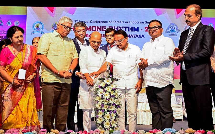 ಕಲಬುರಗಿಯಲ್ಲಿ ಶನಿವಾರ ನಡೆದ ಎಂಡೊಕ್ರೈನ್ ಸೊಸೈಟಿಯ 7ನೇ ರಾಜ್ಯ ಸಮ್ಮೇಳನವನ್ನು ಸಚಿವ ಡಾ.ಶರಣಪ್ರಕಾಶ ಪಾಟೀಲ ಉದ್ಘಾಟಿಸಿದರು. ವಿಧಾನ ಪರಿಷತ್ ಸದಸ್ಯರಾದ ಶಶೀಲ್ ಜಿ.ನಮೋಶಿ, ಡಾ.ಚಂದ್ರಶೇಖರ ಪಾಟೀಲ ಹಾಗೂ ಗಣ್ಯರು ಉಪಸ್ಥಿತರಿದ್ದರು    ಪ್ರಜಾವಾಣಿ ಚಿತ್ರ