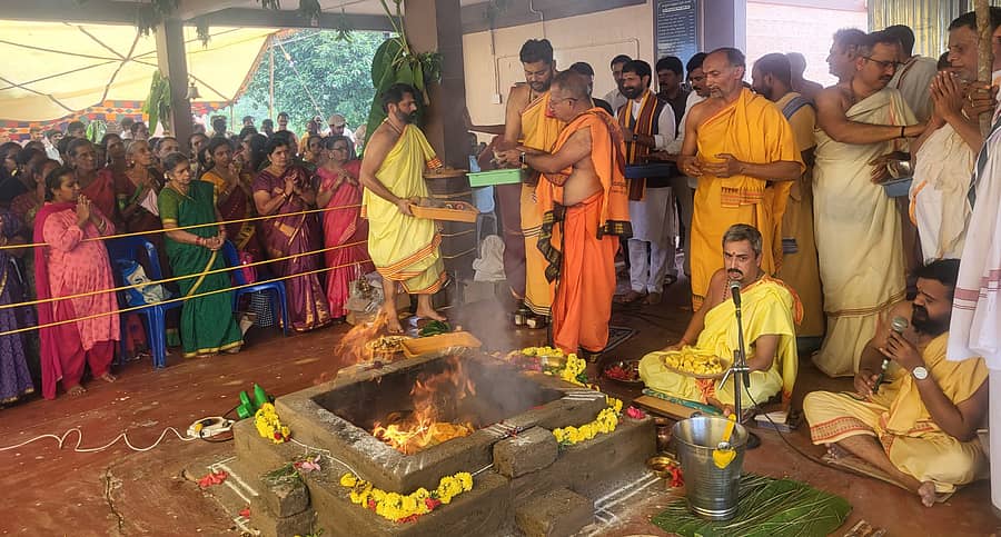 ಕಡೂರು ತಾಲ್ಲೂಕು ಸಖರಾಯಪಟ್ಟಣದ ಇತಿಹಾಸ ಪ್ರಸಿದ್ಧ ಅಯ್ಯನಕೆರೆಯ ದಂಡೆಯಲ್ಲಿರುವ ಶ್ರೀ ಬಲ್ಲಾಳೇಶ್ವರಸ್ವಾಮಿಗೆ ಮಳೆಗಾಗಿ ಪ್ರಾರ್ಥಿಸಿ ನಡೆದ ಪೂಜಾ ಕೈಂಕರ್ಯದಲ್ಲಿ ಶಾಸಕಎಚ್‌.ಡಿ.ತಮ್ಮಯ್ಯ, ವಿಧಾನ ಪರಿಷತ್‌ ಸದಸ್ಯರಾದ ಸಿ.ಟಿ.ರವಿ, ಎಸ್.ಎಲ್. ಭೋಜೇಗೌಡ ಭಾಗವಹಿಸಿದ್ದರು