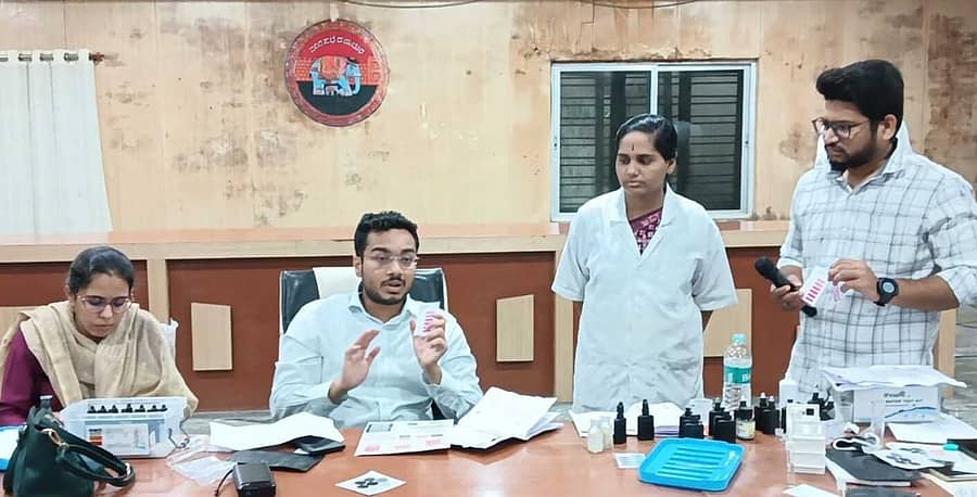 ರಾಯಚೂರು ಮಹಾನಗರಪಾಲಿಕೆ ವಲಯ ಕಚೇರಿಯ ಸಭಾಂಗಣದಲ್ಲಿ ಆಯೋಜಿಸಿದ್ದ ನೀರು ಪರಿಕ್ಷೆ ಕಾರ್ಯಾಗಾರದಲ್ಲಿ ಆಯುಕ್ತ ಜುಬಿನ್‌ ಮೊಹಾಪಾತ್ರ ಮಾತನಾಡಿದರು. ಮೇನಕಾ ಪಟೇಲ್, ಮಹೇಶಕುಮಾರ ಉಪಸ್ಥಿತರಿದ್ದರು