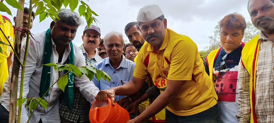 ಸಂಡೂರು ತಾಲ್ಲೂಕಿನ ನರಸಿಂಗಾಪುರ ಗ್ರಾಮದಲ್ಲಿ ಎಸ್.ಆರ್.ಹಿರೇಮಠ, ರವಿ ಕೃಷ್ಣಾರೆಡ್ಡಿ ಅವರು ಗಣಿ ಬಾಧಿತ ಗ್ರಾಮಗಳ ಭೇಟಿಯ ಸಮಯದಲ್ಲಿ ಸಸಿ ನೆಟ್ಟರು 