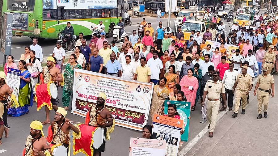ಮಂಡ್ಯ ಜಿಲ್ಲೆಯನ್ನು ಬಾಲ್ಯವಿವಾಹ ಮುಕ್ತ ಮಾಡುವ ಉದ್ದೇಶದಿಂದ ನಗರದಲ್ಲಿ ಶನಿವಾರ ಬೃಹತ್ ಜಾಥಾ (ವಾಕಥಾನ್) ನಡೆಯಿತು 