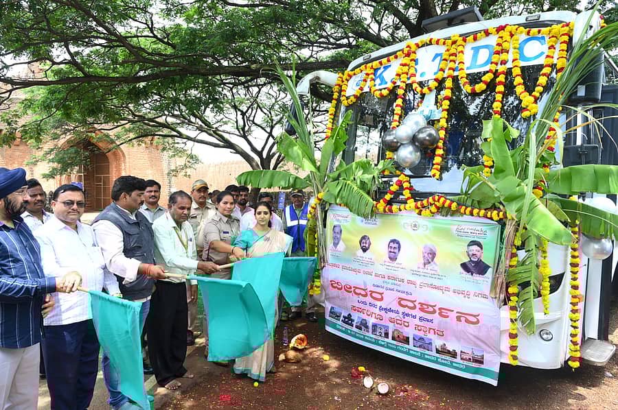 ‘ಬೀದರ್‌ ದರ್ಶನ’ ಬಸ್‌ ಸೇವೆಗೆ ಜಿಲ್ಲಾಧಿಕಾರಿ ಶಿಲ್ಪಾ ಶರ್ಮಾ ಅವರು ಬೀದರ್‌ನಲ್ಲಿ ಶನಿವಾರ ಹಸಿರು ನಿಶಾನೆ ತೋರಿದರು