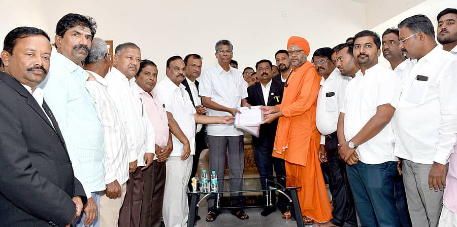 ಗೋಕಾಕದಲ್ಲಿ ಶನಿವಾರ ಗೋಕಾಕ ಜಿಲ್ಲಾ ಹೋರಾಟ ಚಾಲನಾ ಸಮಿತಿ ಅಧ್ಯಕ್ಷರೂ ಆಗಿರುವ ಶೂನ್ಯ ಸಂಪಾದನಮಠದ ಪೀಠಾಧಿಪತಿ ಮುರುಘರಾಜೇಂದ್ರ ಸ್ವಾಮೀಜಿಯವರ ನೇತೃತ್ವದಲ್ಲಿ ವಕೀಲರ ಸಂಘದ ಪದಾಧಿಕಾರಿಗಳು ಹಾಗೂ ನಾಗರಿಕರು ಸೇರಿ ಸಚಿವ ಸತೀಶ ಜಾರಕಿಹೊಳಿ ಅವರಿಗೆ ಮನವಿ ಸಲ್ಲಿಸಿದರು