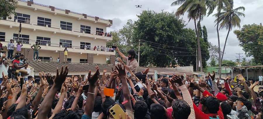 ಕಾರಿನ ಮೇಲೆ ಕುಳಿತು ಅಭಿಮಾನಿಗಳ ಜೊತೆ ಸೆಲ್ಫಿ ತೆಗೆಸಿದ ಯುವ ರಾಜಕುಮಾರ್