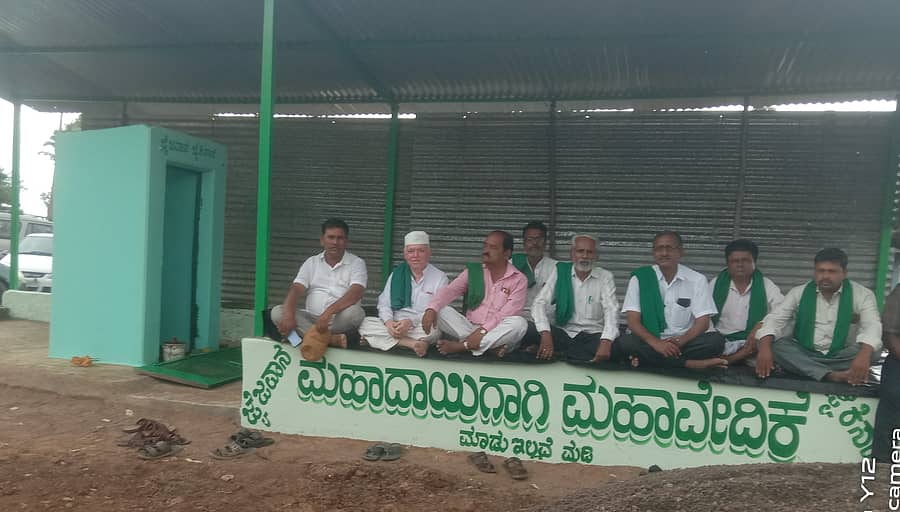 ನರಗುಂದದಲ್ಲಿ ರೈತ ವೀರಗಲ್ಲು ಒಳಗೊಂಡಂತೆ ನಿರ್ಮಾಣಗೊಂಡ ಕರ್ನಾಟಕ ರೈತ ಸೇನೆ, ರೈತ ಸಂಘಗಳ ಮಹದಾಯಿ ಹೋರಾಟದ ಪ್ರತ್ಯೇಕ ವೇದಿಕೆಯಲ್ಲಿ ಶಂಕರ ಅಂಬಲಿ ಮಾತನಾಡಿದರು