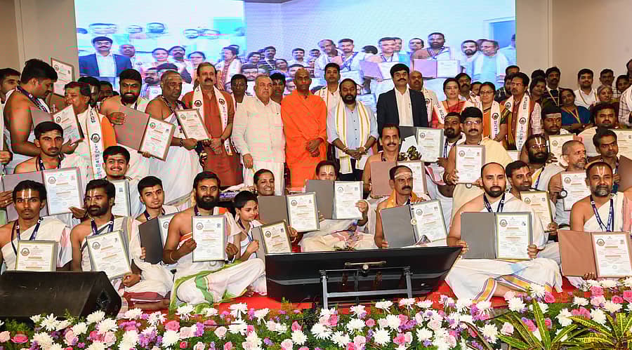 <div class="paragraphs"><p>ಘಟಿಕೋತ್ಸವ ಸಮಾರಂಭದಲ್ಲಿ ಆಗಮ ಪರೀಕ್ಷೆಯಲ್ಲಿ ತೇರ್ಗಡೆಗೊಂಡ ಅರ್ಚಕರಿಗೆ ಪ್ರಮಾಣಪತ್ರಗಳನ್ನು ವಿತರಿಸಲಾಯಿತು.&nbsp; ಶಾಸಕ ಉದಯ ಗರುಡಾಚಾರ್, ರಾಮಲಿಂಗಾರೆಡ್ಡಿ, ನಿಶ್ಚಲಾನಂದನಾಥ ಸ್ವಾಮೀಜಿ ಉಪಸ್ಥಿತರಿದ್ದರು.</p></div>