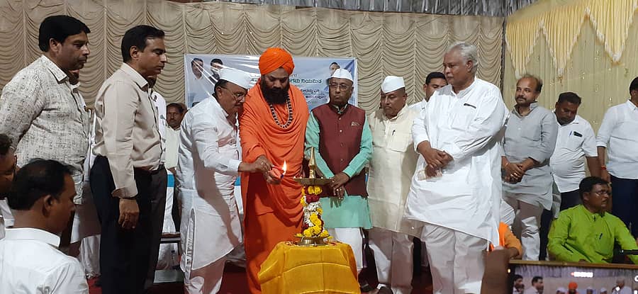 ಆಳಂದ ತಾಲ್ಲೂಕಿನ ನಿಂಬಾಳ ಗ್ರಾಮದಲ್ಲಿ ಕೆರೆ ತುಂಬುವ ಕಾಮಗಾರಿ ಅಡಿಗಲ್ಲು ಸಮಾರಂಭವನ್ನು ಶಾಸಕ ಬಿ.ಆರ್.ಪಾಟೀಲ, ಎಂ.ವೈ.ಪಾಟೀಲ ಉದ್ಘಾಟಿಸಿದರು. ವೀರಶಾಂತಲಿಂಗ ಸ್ವಾಮೀಜಿ, ಗುರುಶಾಂತ ಪಾಟೀಲ, ಶಿವಪುತ್ರಪ್ಪ ಪಾಟೀಲ ಉಪಸ್ಥಿತರಿದ್ದರು