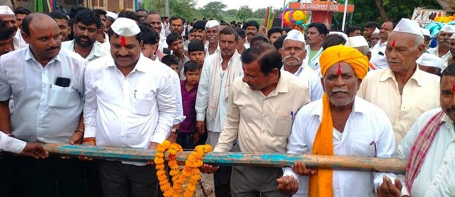 ಇಂಡಿ ತಾಲ್ಲೂಕಿನ  ಬೆನಕನಹಳ್ಳಿ ಗ್ರಾಮದ ಲಕ್ಷ್ಮಿ ಹಾಗೂ ದುರ್ಗಾದೇವಿ ಜಾತ್ರಾ ಮಹೋತ್ಸವದ ನಿಮಿತ್ತ ಹಮ್ಮಿಕೊಂಡಿದ್ದ ಕಲ್ಲು ಎತ್ತುವ ಸ್ಪರ್ಧೆಗೆ ಜೆಡಿಎಸ್ ಮುಖಂಡ ಬಿ.ಡಿ.ಪಾಟೀಲ ಚಾಲನೆ ನೀಡಿದರು