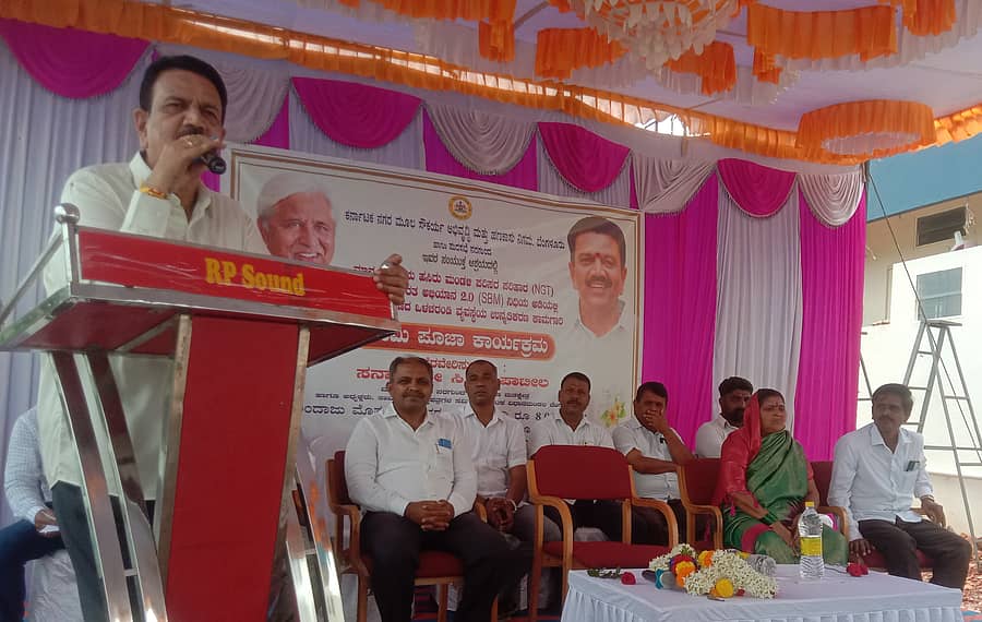ನರಗುಂದದ ರಾಣಿ ಚನ್ನಮ್ಮ ನಗರದಲ್ಲಿ ₹.9ಕೋಟಿ ವೆಚ್ಚದಲ್ಲಿ ಒಳಚರಂಡಿ ಕಾಮಗಾರಿ ನಿರ್ಮಾಣದ ಭೂಮಿ ಪೂಜಾ ಸಮಾರಂಭದಲ್ಲಿ ಶಾಸಕ ಸಿ.ಸಿ.ಪಾಟೀಲ ಮಾತನಾಡಿದರು.