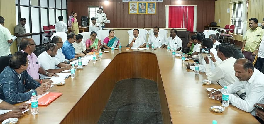 ಹಿರಿಯೂರಿನ ನಗರಸಭೆ ಸಭಾಂಗಣದಲ್ಲಿ ಶನಿವಾರ ಜಿಲ್ಲಾ ಉಸ್ತುವಾರಿ ಸಚಿವ ಡಿ. ಸುಧಾಕರ್ ಅವರು ಭದ್ರಾ ಮೇಲ್ದಂಡೆ ಯೋಜನೆ ಪ್ರಗತಿ ಬಗ್ಗೆ ಸುದ್ದಿಗಾರರಿಗೆ ಮಾಹಿತಿ ನೀಡಿದರು
