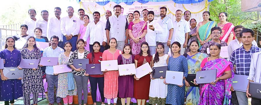 ರಾಣೆಬೆನ್ನೂರಿನ ನಗರಸಭೆ ಆವರಣದಲ್ಲಿ ಶನಿವಾರ 2024-25ರ ಎಸ್‌ಎಫ್‌ಸಿ ಅನುದಾನದಡಿ 22 ಫಲಾನುಭವಿಗಳಿಗೆ ಶಾಸಕ ಪ್ರಕಾಶ ಕೋಳಿವಾಡ ಲ್ಯಾಪ್‌ ಟಾಪ್‌ ವಿತರಣೆ ಮಾಡಿದರು