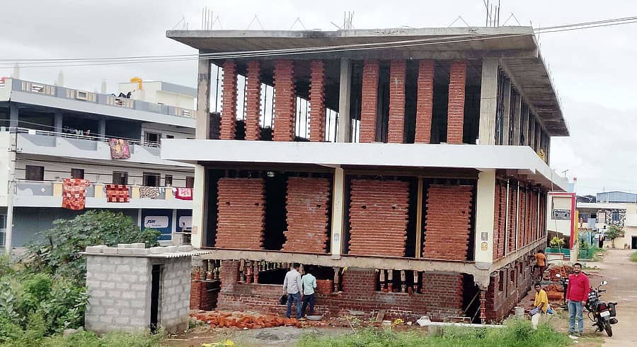 ಹೊಳಲ್ಕೆರೆಯ ಹೊಸದುರ್ಗ ರಸ್ತೆಯಲ್ಲಿರುವ ಬೃಹತ್ ಕಟ್ಟಡವನ್ನು 6 ಅಡಿ ಎತ್ತರಿಸಿರುವುದು